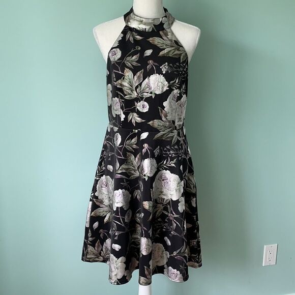 Le Chateau Floral Lace & Knit Halter Neck Size Medium - Picture 3 of 8